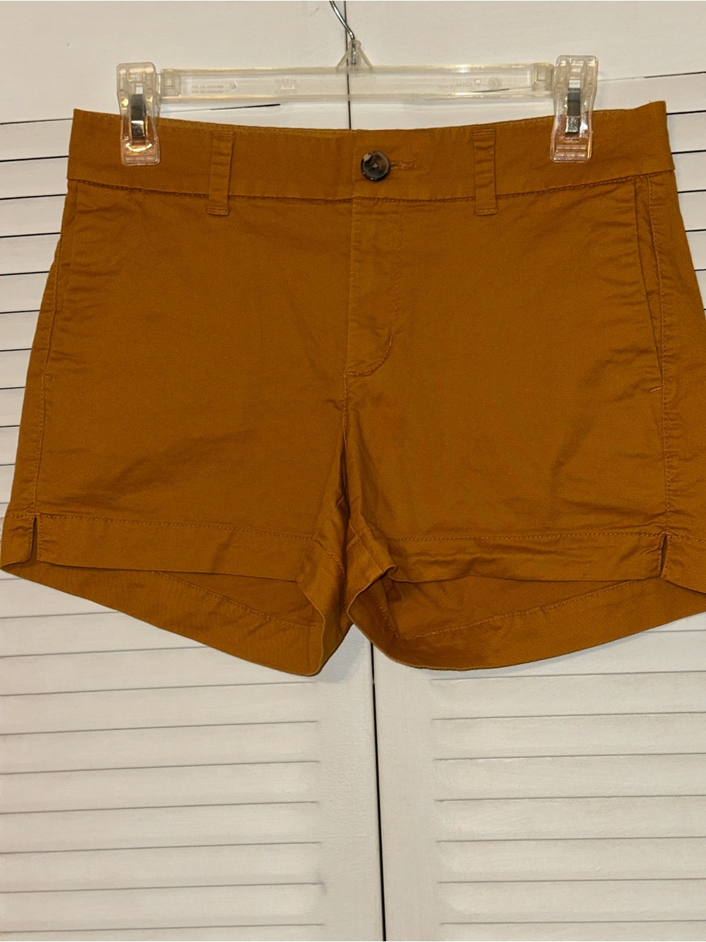 Old Navy Women's Everyday Mid-Rise Chino Shorts in Ochre / Mustard Yellow (Size